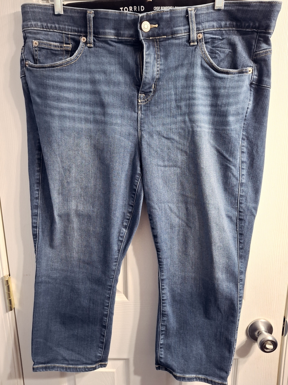 torrid Light Blue Cropped Stretch Jeans, Size 20